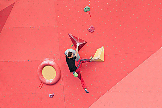 2013世界杯,中国,重庆,攀岩赛在重庆市大渡口区拉开帷幕,来自俄罗斯,法国,德国,韩国等22个国家和地区的运动员正在进行女子攀岩赛比赛