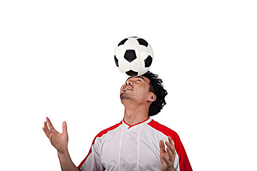 一个穿足球队服玩足球的男青年