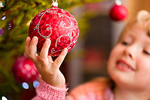女孩,帮助,装饰,圣诞树,拿着,圣诞节饰物,手
