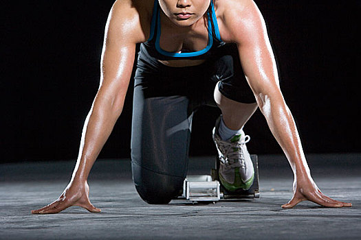 一名女运动员在做起跑前的准备动作
