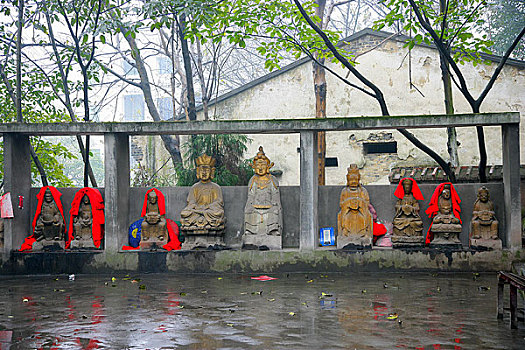 重庆壁山崇圣祠旧址上残留的佛像