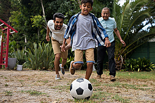 幸福之家,玩,足球,院子,高兴,男孩,父亲,爷爷