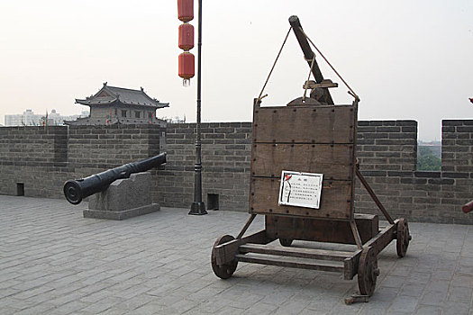 陕西西安城墙上的古代兵器