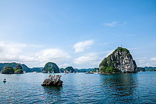 越南广宁鸿基市下龙湾海上石林