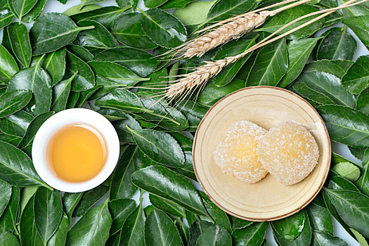 放在葉子上的月餅,茶,麥子