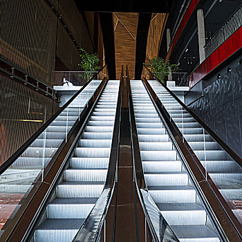 国家大剧院内部空间电动扶梯与旋转楼梯