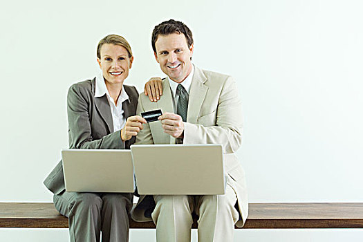 男人,女人,坐,拿着,信用卡,一起,衣服,套装,笔记本电脑