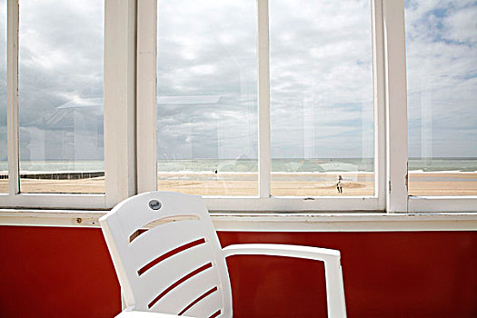 海滩,后面,椅子,窗玻璃