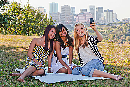朋友,拍照,城市公园,城市,天际线,背景,艾伯塔省,加拿大