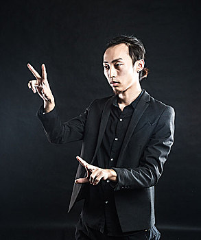 亚洲男子