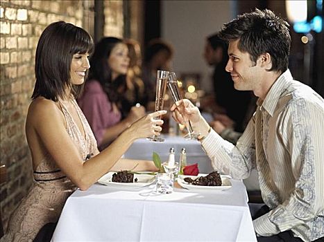 坐,夫妇,餐馆,祝酒,香槟