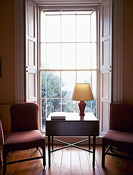 传统,起居室,木质,边桌,软垫,椅子,正面,晴朗,凸窗,打开,百叶窗