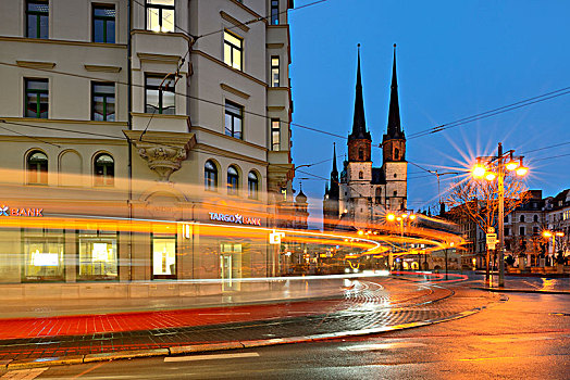 德国,萨克森安哈尔特,市场教堂,红色,塔,黃昏,光影,有轨电车