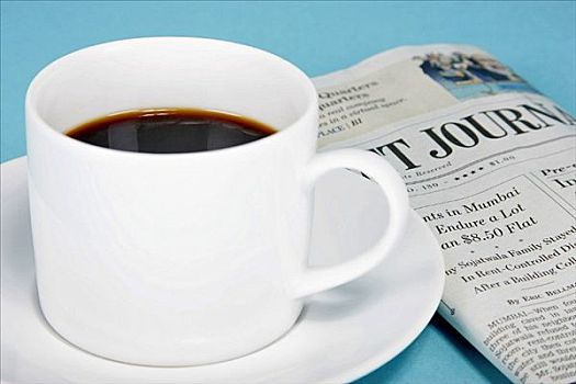 咖啡杯,报纸,蓝色背景