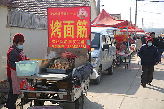 山东省日照市,农村大集热闹非凡,大葱韭菜大幅降价,乐坏农村大妈