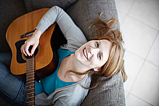 高兴,女孩,弹吉他,沙发