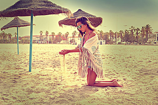 少女,海滩,玩,沙子,靠近,茅草屋顶,伞,图像