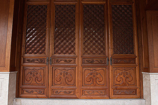 上海静安寺建筑内景和精美的木雕大门