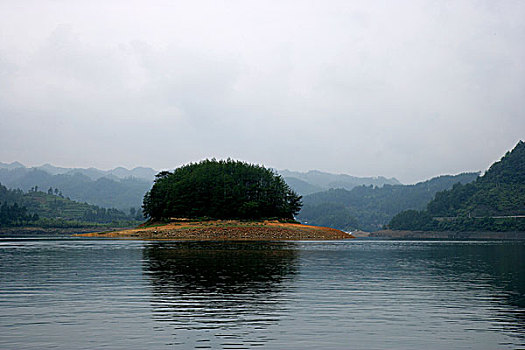 小南海地震遗址湖心岛