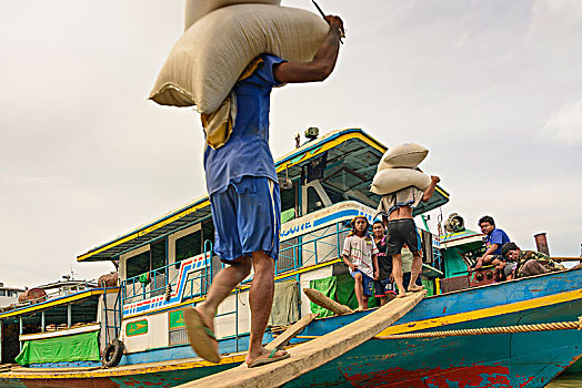 曼德勒,男人,装载,运输,稻米,包,货船,伊洛瓦底江,河,重,工作,棍,计算,区域,缅甸