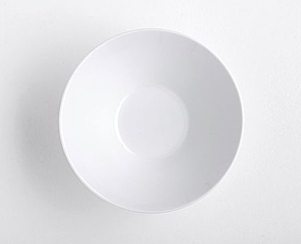 陶瓷盘子在白色背景里
