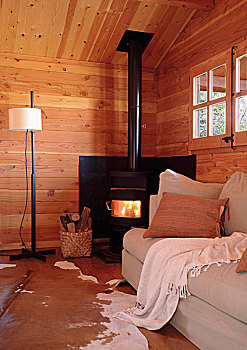原木,炉子,屋角,简单,木屋,白色,沙发,地毯,前景