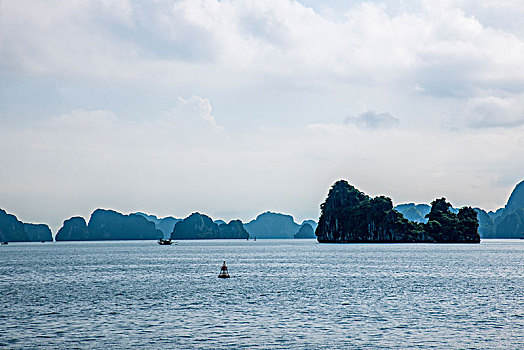 越南广宁鸿基市下龙湾海上石林