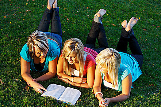 三个女孩,读,圣经,一起