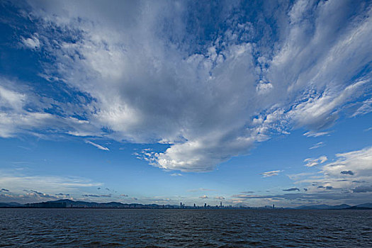 深圳湾海滨城市城市天际线蓝天白云