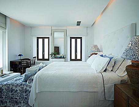 双人床,装饰,床边,灯,经典,蓝色,白色,图案,沙发