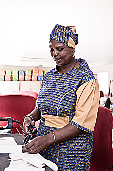 非洲妇女,工作缝纫机