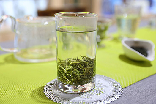 一杯绿茶和茶叶