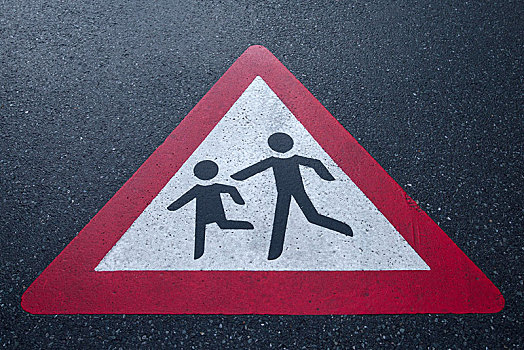 交通标志,专注,孩子,玩,街道,湿,雨,巴伐利亚,德国,欧洲