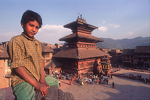 尼泊尔,加德满都山谷,巴克塔普尔,城市,男孩,塔,看,上方,庙宇