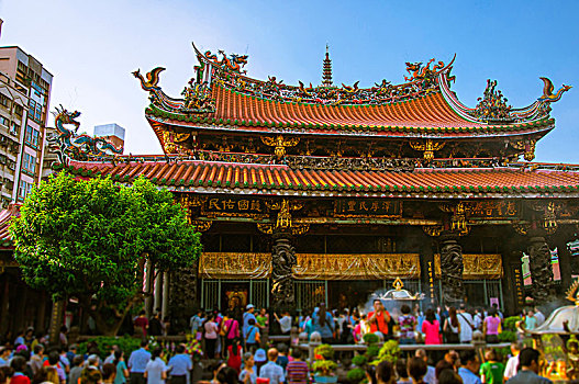 台湾台北著名的寺庙,百年历史的龙山寺,虔诚的信众祈祷,求平安