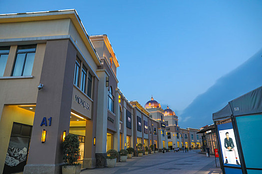 上海奥特莱斯广场的购物街和店铺夜景