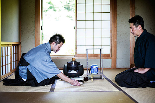 两个,日本,男人,穿,传统,和服,跪着,地板,茶道
