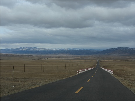 新疆阿勒泰地区山区路上野外风光冬天冬天公路一望无际道路