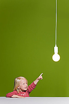 小女孩,指点,光亮,电灯泡,悬吊,上方