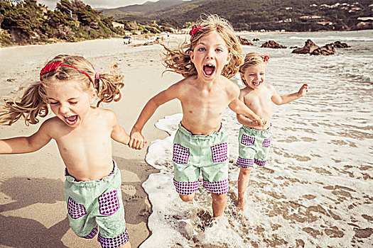 三个,孩子,姐妹,握手,跑,海滩,微笑