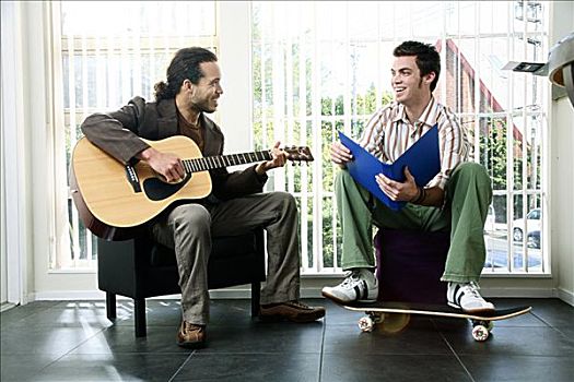 男青年,演奏,吉他,坐,旁侧