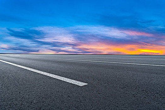 空公路沥青路与美丽的天空景观