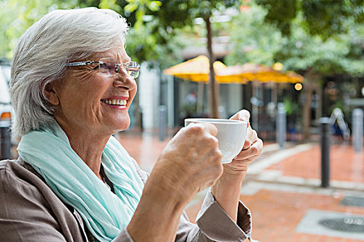 老年,女人,拿着,咖啡杯,露天咖啡馆