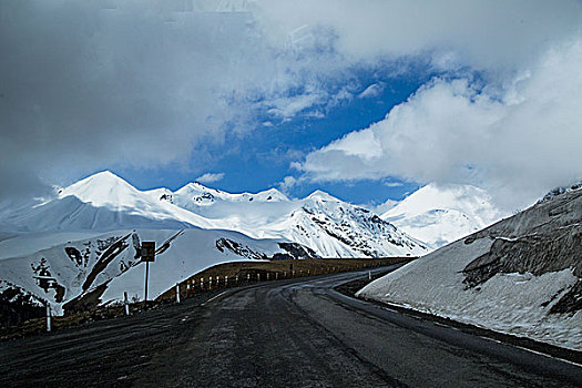 格鲁吉亚的雪山