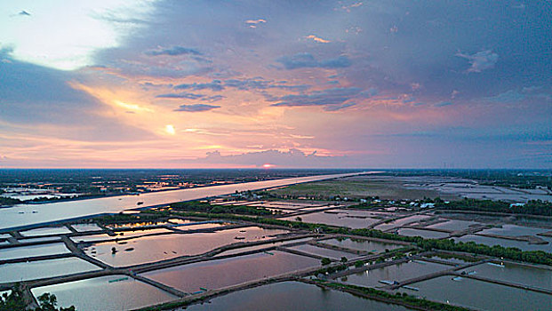 夕阳与鱼塘