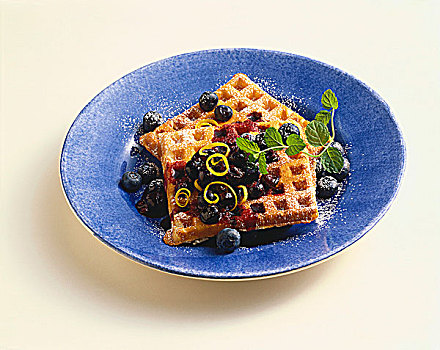 华夫饼,蓝莓,浇料,蓝色,盘子,白色背景