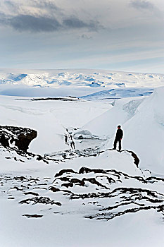 站立,男人,冰冻,积雪,河,冬季风景,冰河,冰岛,高地,欧洲