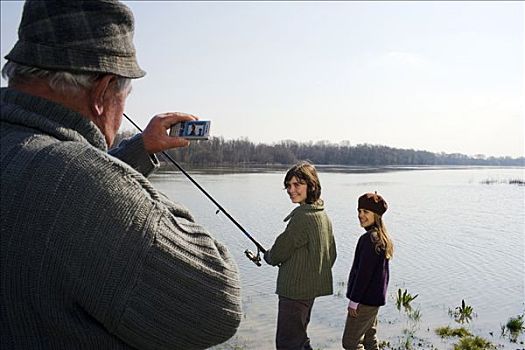 爷爷,摄影,孙子,孙女,10-12岁,捕鱼,河