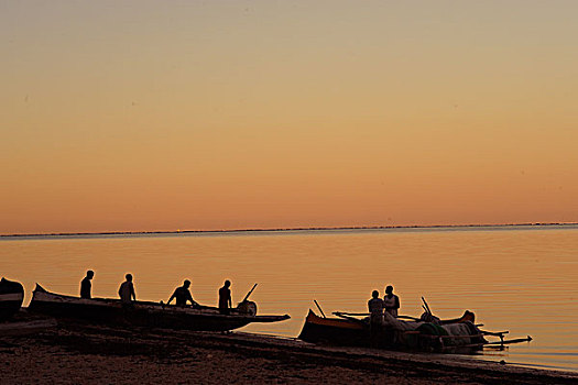 madagascar,tulear,ifaty,fishermen,going,at,sea,pink,sunrise