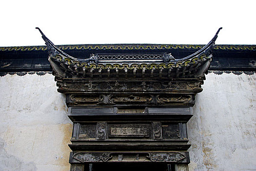 蒙胧细雨中的江南小镇,乌镇江南木雕陈列馆的门罩